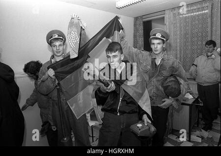 Archiv - Archivierung Bild datiert 15.01.1990 zeigt Bürger der DDR mit einer Fahne in der zerstörten Sitz des Amtes für nationale Sicherheit in Ost-Berlin, Deutschland. Demonstranten hatten das Gebäude kurz vor, damit versiegeln das Schicksal des ostdeutschen Geheimdienstes besser bekannt als die Stasi gestürmt. Foto: Peter Kneffel/dpa Stockfoto