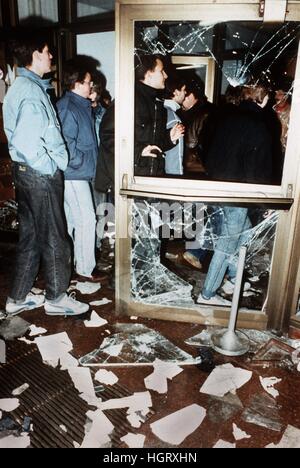 Archiv - Archivierung Bild datiert 15.01.1990 Bürger der DDR in der Zentrale des Amtes für nationale Sicherheit in Berlin, Ostdeutschland zeigt. Demonstranten hatten das Gebäude kurz vor stürmte. Foto:-/ Dpa Stockfoto