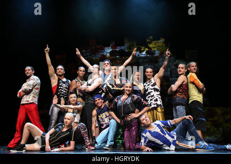 Sydney, Australien. 13. Januar 2017. Ausgeführt von 12-22 Januar, ist Circus City eine dynamische Feier des Zirkus im Riverside Theater und Prinz Alfred Square Park in Parramatta für das Sydney Festival. Im Bild: Australian exklusive 'iD' von Cirque Éloize, Kanada, eine hochenergetische Mischung der Zirkuskunst und urban Dance mit fünfzehn Akrobaten, Artisten, hip Hop und Break-Tänzer. Bildnachweis: © Richard Milnes/Alamy Live-Nachrichten Stockfoto