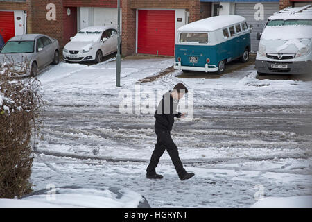 Biggin Hill, UK. 13. Januar 2017. Blauer Himmel über den Schnee in Biggn Hill Valley als TFL die folgende Nachricht: Routen 246 320 464 und R2 eingeschränkt, Biggin Hill Airport durch unsichere Straßenverhältnisse auf Lager Hill/Westerham Hill, Kent © Keith Larby/Alamy Live-Nachrichten Stockfoto