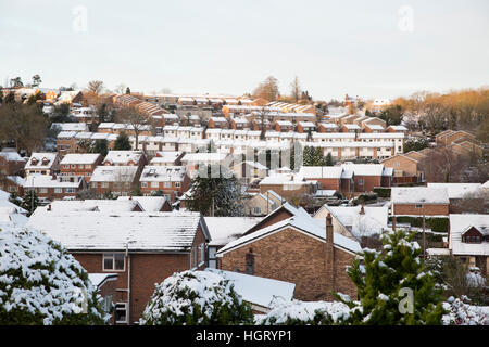 Biggin Hill, UK. 13. Januar 2017. Blauer Himmel über den Schnee in Biggn Hill Valley als TFL die folgende Nachricht: Routen 246 320 464 und R2 eingeschränkt, Biggin Hill Airport durch unsichere Straßenverhältnisse auf Lager Hill/Westerham Hill, Kent © Keith Larby/Alamy Live-Nachrichten Stockfoto