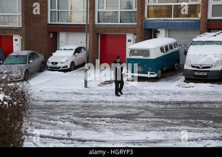 Biggin Hill, UK. 13. Januar 2017. Blauer Himmel über den Schnee in Biggn Hill Valley als TFL die folgende Nachricht: Routen 246 320 464 und R2 eingeschränkt, Biggin Hill Airport durch unsichere Straßenverhältnisse auf Lager Hill/Westerham Hill, Kent © Keith Larby/Alamy Live-Nachrichten Stockfoto