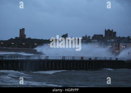Aberystwyth, Wales, UK. 13. Januar 2017. Großbritannien Wetter.  Bitterlich kalte Bedingungen auf der walisischen Küste als stürmischer See getrieben von orkanartigen Winden am Meer Stadt von Aberystwyth Teig © mike Davies/Alamy Live News Stockfoto