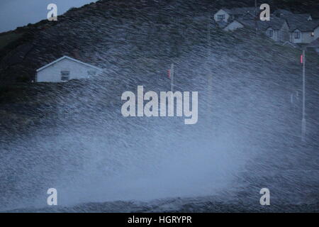 Aberystwyth, Wales, UK. 13. Januar 2017. Großbritannien Wetter.  Bitterlich kalte Bedingungen auf der walisischen Küste als stürmischer See getrieben von orkanartigen Winden am Meer Stadt von Aberystwyth Teig © mike Davies/Alamy Live News Stockfoto