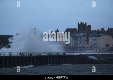 Aberystwyth, Wales, UK. 13. Januar 2017. Großbritannien Wetter.  Bitterlich kalte Bedingungen auf der walisischen Küste als stürmischer See getrieben von orkanartigen Winden am Meer Stadt von Aberystwyth Teig © mike Davies/Alamy Live News Stockfoto