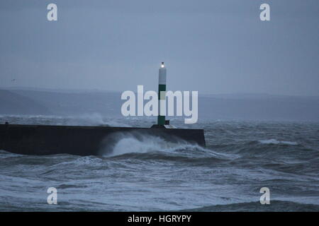Aberystwyth, Wales, UK. 13. Januar 2017. Großbritannien Wetter.  Bitterlich kalte Bedingungen auf der walisischen Küste als stürmischer See getrieben von orkanartigen Winden am Meer Stadt von Aberystwyth Teig © mike Davies/Alamy Live News Stockfoto