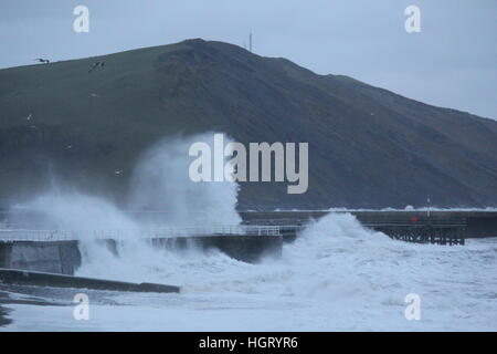 Aberystwyth, Wales, UK. 13. Januar 2017. Großbritannien Wetter.  Bitterlich kalte Bedingungen auf der walisischen Küste als stürmischer See getrieben von orkanartigen Winden am Meer Stadt von Aberystwyth Teig © mike Davies/Alamy Live News Stockfoto