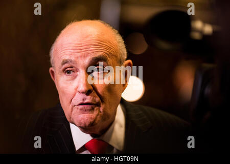 Manhattan, New York, USA. 12. Januar 2017. Rudolph Giuliani spricht mit Reportern im Trump Tower in Manhattan, New York, USA, auf Donnerstag, 12. Januar 2017. Bildnachweis: John Taggart/Pool über CNP - NO-Draht-SERVICE - Foto: John Taggart/Pool über CNP/Dpa/Alamy Live News Stockfoto