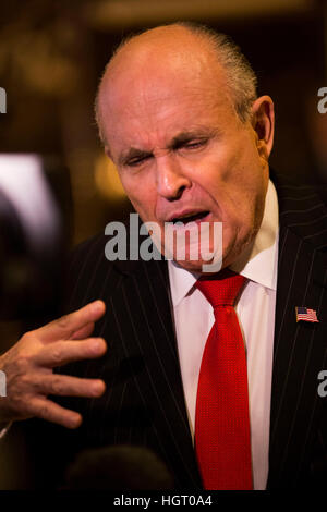 Manhattan, New York, USA. 12. Januar 2017. Rudolph Giuliani spricht mit Reportern im Trump Tower in Manhattan, New York, USA, auf Donnerstag, 12. Januar 2017. Bildnachweis: John Taggart/Pool über CNP - NO-Draht-SERVICE - Foto: John Taggart/Pool über CNP/Dpa/Alamy Live News Stockfoto