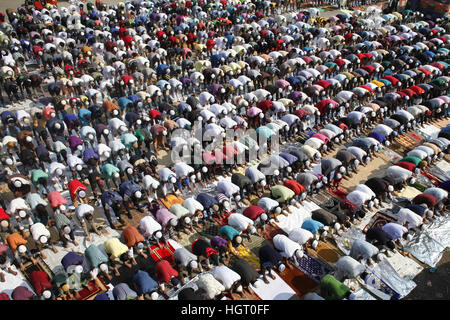 Tongi, in der Nähe von Dhaka, Bangladesh. 13. Januar 2017. Bangladeshi muslimischen Gläubigen bieten Jumma Gebet am ersten Tag des Biswa Ijtema, die zweitgrößte muslimische Gemeinde der Welt, in Tongi, in der Nähe von Dhaka, Bangladesh. Beteiligen Sie die erste Phase des Biswa Ijtema beginnt heute mit Jumma Gebet und muslimischen Gläubigen von auf der ganzen Welt sich an der zweiten Welt-Kongregation der Muslime. © Suvra Kanti Das/ZUMA Draht/Alamy Live-Nachrichten Stockfoto