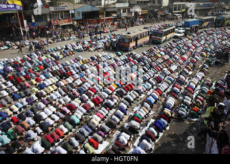 Tongi, in der Nähe von Dhaka, Bangladesh. 13. Januar 2017. Bangladeshi muslimischen Gläubigen bieten Jumma Gebet am ersten Tag des Biswa Ijtema, die zweitgrößte muslimische Gemeinde der Welt, in Tongi, in der Nähe von Dhaka, Bangladesh. Beteiligen Sie die erste Phase des Biswa Ijtema beginnt heute mit Jumma Gebet und muslimischen Gläubigen von auf der ganzen Welt sich an der zweiten Welt-Kongregation der Muslime. © Suvra Kanti Das/ZUMA Draht/Alamy Live-Nachrichten Stockfoto