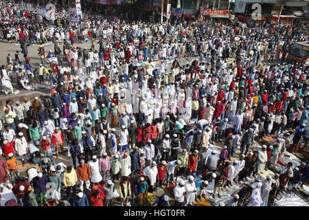 Tongi, in der Nähe von Dhaka, Bangladesh. 13. Januar 2017. Bangladeshi muslimischen Gläubigen bieten Jumma Gebet am ersten Tag des Biswa Ijtema, die zweitgrößte muslimische Gemeinde der Welt, in Tongi, in der Nähe von Dhaka, Bangladesh. Beteiligen Sie die erste Phase des Biswa Ijtema beginnt heute mit Jumma Gebet und muslimischen Gläubigen von auf der ganzen Welt sich an der zweiten Welt-Kongregation der Muslime. © Suvra Kanti Das/ZUMA Draht/Alamy Live-Nachrichten Stockfoto