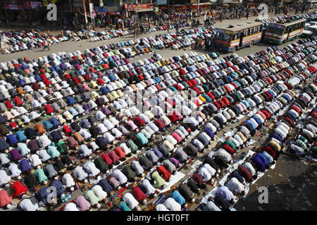 Tongi, in der Nähe von Dhaka, Bangladesh. 13. Januar 2017. Bangladeshi muslimischen Gläubigen bieten Jumma Gebet am ersten Tag des Biswa Ijtema, die zweitgrößte muslimische Gemeinde der Welt, in Tongi, in der Nähe von Dhaka, Bangladesh. Beteiligen Sie die erste Phase des Biswa Ijtema beginnt heute mit Jumma Gebet und muslimischen Gläubigen von auf der ganzen Welt sich an der zweiten Welt-Kongregation der Muslime. © Suvra Kanti Das/ZUMA Draht/Alamy Live-Nachrichten Stockfoto