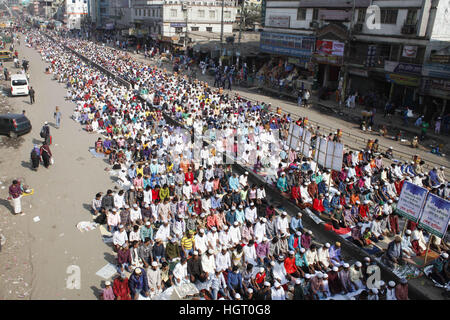 Tongi, in der Nähe von Dhaka, Bangladesh. 13. Januar 2017. Bangladeshi muslimischen Gläubigen bieten Jumma Gebet am ersten Tag des Biswa Ijtema, die zweitgrößte muslimische Gemeinde der Welt, in Tongi, in der Nähe von Dhaka, Bangladesh. Beteiligen Sie die erste Phase des Biswa Ijtema beginnt heute mit Jumma Gebet und muslimischen Gläubigen von auf der ganzen Welt sich an der zweiten Welt-Kongregation der Muslime. © Suvra Kanti Das/ZUMA Draht/Alamy Live-Nachrichten Stockfoto