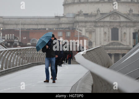 Millennium Bridge, London, UK. 13. Januar 2017. Das Wetter. Schneesturm im Zentrum von London. Stockfoto