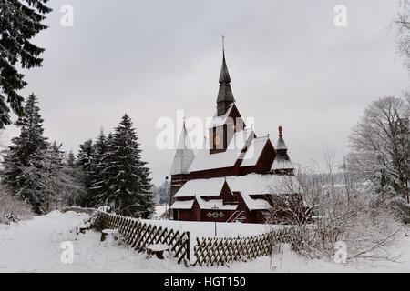 Die Evangelisch-lutherische Gustav Adolf Stabkirche (deutsche Gustav-Adolf-Stabkirche) befindet sich eine Stabkirche in Hahnenklee, der Harz-Region, Deutschland, 09.01.2017. Foto: Frank Mai | weltweite Nutzung Stockfoto