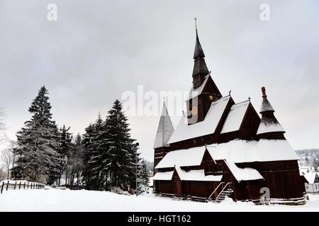 Die Evangelisch-lutherische Gustav Adolf Stabkirche (deutsche Gustav-Adolf-Stabkirche) befindet sich eine Stabkirche in Hahnenklee, der Harz-Region, Deutschland, 09.01.2017. Foto: Frank Mai | weltweite Nutzung Stockfoto