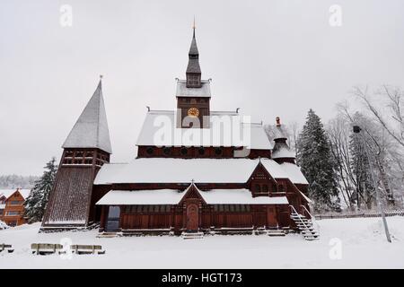 Die Evangelisch-lutherische Gustav Adolf Stabkirche (deutsche Gustav-Adolf-Stabkirche) befindet sich eine Stabkirche in Hahnenklee, der Harz-Region, Deutschland, 09.01.2017. Foto: Frank Mai | weltweite Nutzung Stockfoto