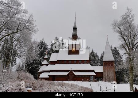 Die Evangelisch-lutherische Gustav Adolf Stabkirche (deutsche Gustav-Adolf-Stabkirche) befindet sich eine Stabkirche in Hahnenklee, der Harz-Region, Deutschland, 09.01.2017. Foto: Frank Mai | weltweite Nutzung Stockfoto