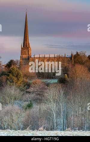 Tetbury, Gloucestershire, UK. 13. Januar 2017. UK-Wetter - leuchtet St. Marys Church in der frühen Morgensonne, wie die ersten leichte Abstauben von Schnee die Cotswold Stadt von Tetbury, Gloucestershire trifft. © Terry Mathews/Alamy Live-Nachrichten Stockfoto