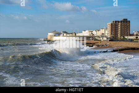 Worthing, Sussex, UK. 13. Januar 2017. Wellen Worthing Strandpromenade entlang bei einem zusätzlichen Flut an einem schönen, aber kalten Tag an der Südküste wie Unwetter Probleme in ganz Großbritannien © Simon Dack/Alamy Live-Nachrichten verursachen Stockfoto