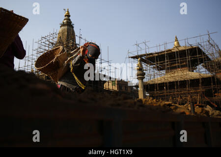 Lalitpur, Nepal. 13. Januar 2017. Nepalesische Frauen Arbeiter Haufen Trümmer aus einem zerstörten Tempel auf ein Fahrzeug in Patan Durbar Square, ein UNESCO-Weltkulturerbe in Lalitpur, Nepal auf Freitag, 13. Januar 2017. Die großen Tempel von der Heritage Site befinden sich derzeit im Wiederaufbau nach dem 25. April 2015 Erdbeben in Nepal. © Skanda Gautam/ZUMA Draht/Alamy Live-Nachrichten Stockfoto