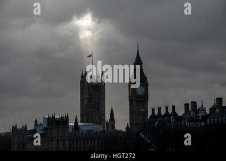 London, UK. 13. Januar 2017. Ein Sonnenstrahl bricht durch die Sturmwolken über den Houses of Parliament nach einem Graupel und Schnee fiel auf London im Laufe des Tages Credit: Amer Ghazzal/Alamy Live-Nachrichten Stockfoto