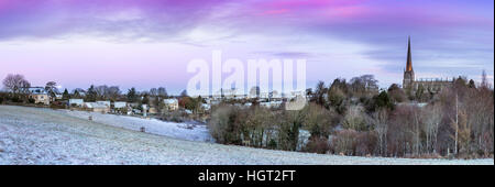 Tetbury, Gloucestershire, UK. 13. Januar 2017. UK-Wetter - weht ein kalter Wind über das Feld vor St. Marys Church, als die ersten leichte Abstauben von Schnee die Cotswold Stadt von Tetbury, Gloucestershire trifft. Bildnachweis: Terry Mathews/Alamy Live-Nachrichten Stockfoto