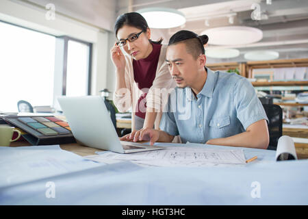 Architekten im Gespräch mit Laptop im Büro Stockfoto