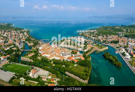 Comune di Peschiera del Garda am Fluss Mincio mit Gardasee, Veneto, Italien Stockfoto