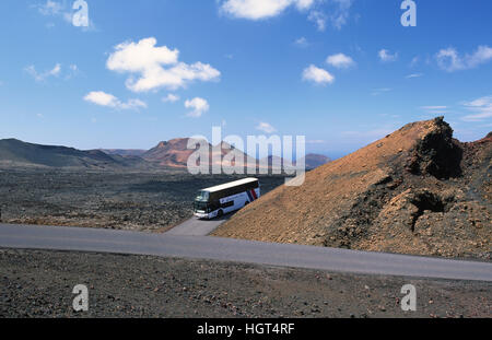 Tour-Bus in den Nationalpark Timanfaya, Lanzarote, Kanarische Inseln, Spanien Stockfoto