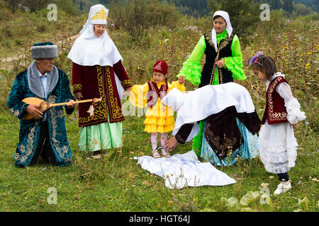 Tussau Kesu Zeremonie bekannt als schneiden die Bedrohung kasachischen ethnographische Dorf Aul Gunny, Talgar City, Almaty, Kasachstan, Stockfoto