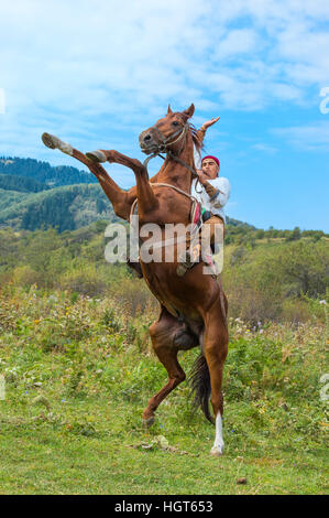 Mann auf aufbäumenden Pferd, kasachische ethnographische Dorf Aul Gunny, Talgar Stadt, Almaty, Kasachstan, Zentralasien, nur zu redaktionellen Zwecken Stockfoto