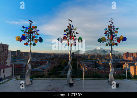 Metallische Bäume, Jerewan Kaskade und Berg Ararat, Armenien, Nahost, Asien Stockfoto