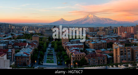 Berg Ararat und Eriwan angesehen von Cascade bei Sonnenaufgang, Eriwan, Armenien, Nahost, Asien Stockfoto