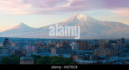 Berg Ararat und Eriwan angesehen von Cascade bei Sonnenaufgang, Eriwan, Armenien, Nahost, Asien Stockfoto