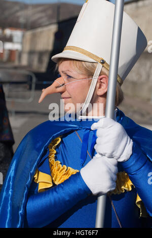 Jährliche Veranstaltung, Heilige drei Könige in Italien - La Befana zu markieren.  Majorette Young Sport die typische lange Hexennase für diesen Anlass. Stockfoto