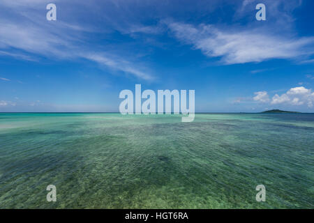 Seenlandschaft in der Nähe der Insel Ikema Brücke von Miyako in Okinawa, Japan. Stockfoto