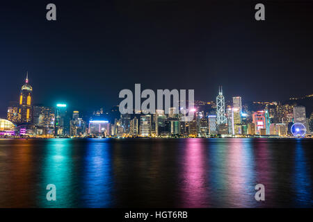 Nachtansicht des Victoria Harbour in Hongkong. (Hong Kong Island Seitenansicht von Tsim Sha Tsui) Stockfoto