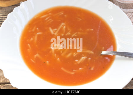 In einem weißen Teller Tomatensuppe Stockfoto