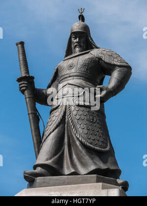 Statue von Admiral Yi Sun-sin am Gwanghwamun Platz in Seoul, Korea. Stockfoto