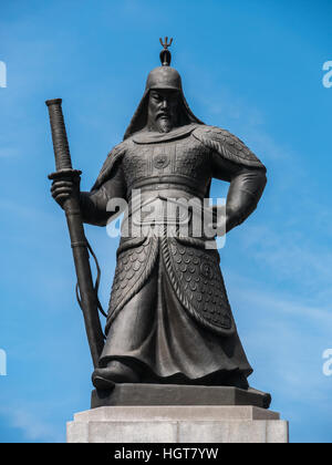 Statue von Admiral Yi Sun-sin am Gwanghwamun Platz in Seoul, Korea. Stockfoto