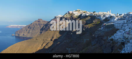 Santorin, Griechenland - 6. Oktober 2015: Die Fira und Firostefani im Morgenlicht und die Scaros Burg, Imerovigli und Oia im Hintergrund. Stockfoto