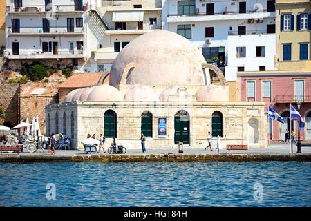 Blick auf die türkische Moschee über den inner Harbour mit Touristen vorbei, Chania, Kreta, Griechenland, Europa. Stockfoto