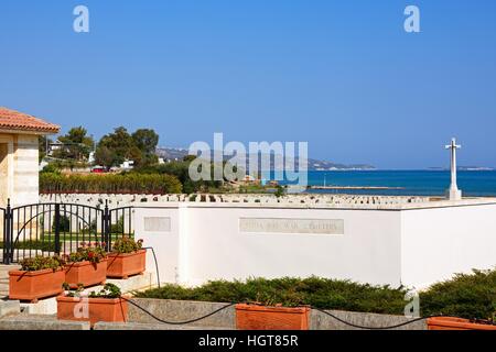 Blick auf die Souda Bay Alliierten Soldatenfriedhof mit dem Ägäischen Meer nach hinten, Souda Bay, Kreta, Griechenland, Europa. Stockfoto