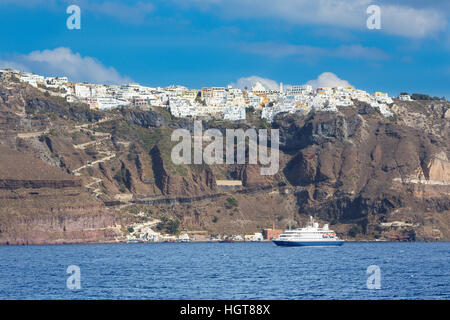 Santorin, Griechenland - Oktober 2015: Die Passagiere Schiff und Stadt Fira im Hintergrund. Stockfoto