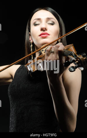 junge Frau, die Geige spielt Stockfoto