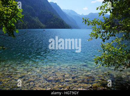Herrliche Aussicht auf die kristallklare, blaue Wasser der Königssee, Berchtesgadener Land, Deutschland Stockfoto
