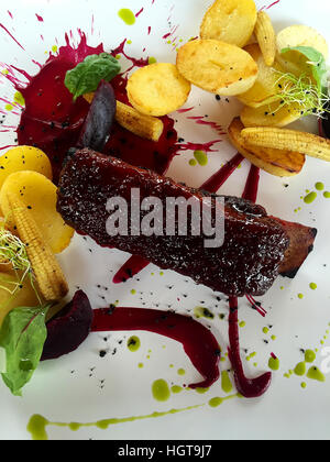 Baby-Schweinefleisch Rippe mit Kartoffeln, Mais und Zuckerrüben-Sauce Stockfoto