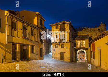 SEGOVIA, Spanien, APRIL - 14, 2016: Plazuela del Sororro Platz in der Abenddämmerung. Stockfoto